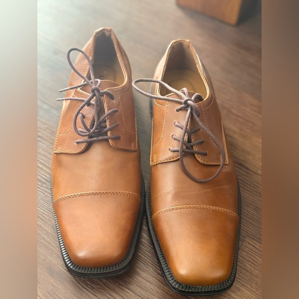 Men’s Alfani cap toe Oxfords, size 8M in brown/ Tan colored leather